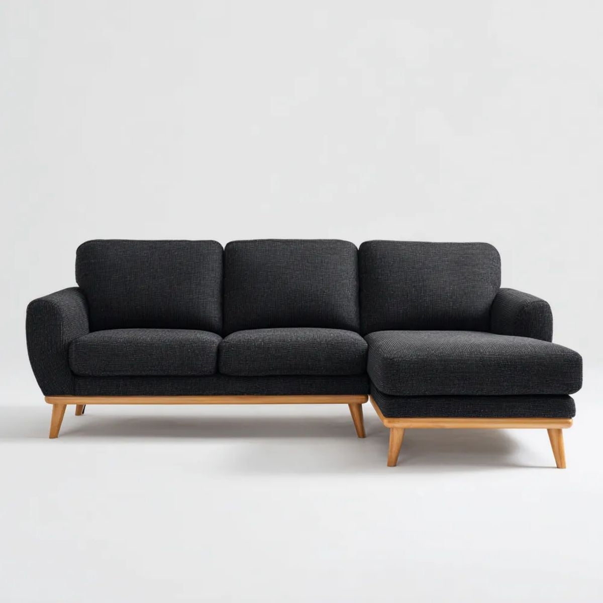 Grafitowa sofa narożna prawostronna w kształcie L z tkaniną i drewnianymi nogami, 230 × 150 × 84 cm