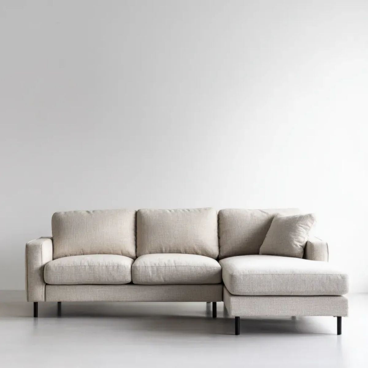 Beżowa sofa narożna w kształcie L z prawostronnym szezlongiem, tapicerka poliestrowa, 250 × 160 × 85 cm
